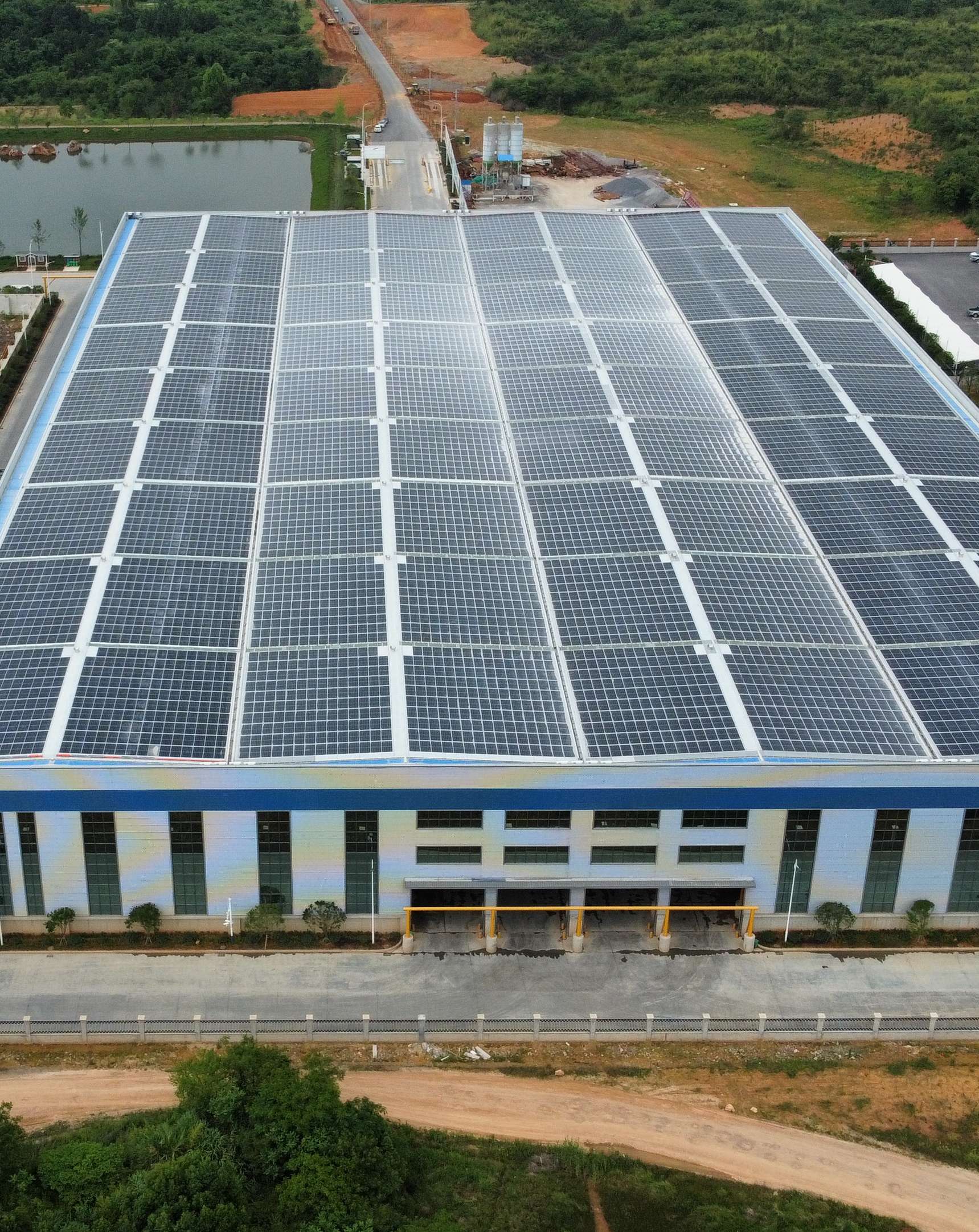 2022年4月，安徽池州汇成物资4MW光伏发电BIPV项目，年发电约400万度，知足约40%用电需求.jpg